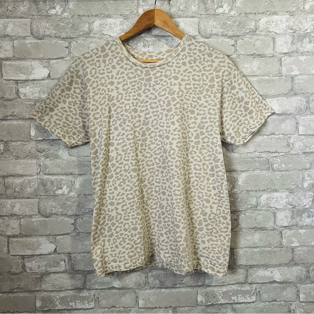 Live And Tell Women's Medium Leopard Print Crewneck Tshirt Short Sleeve Cotton